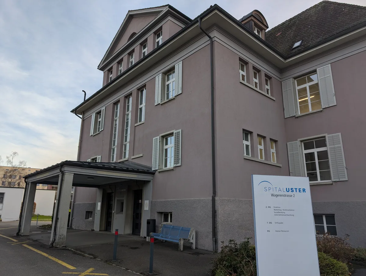 Man sieht ein Haus mit einer violetten Fassade.